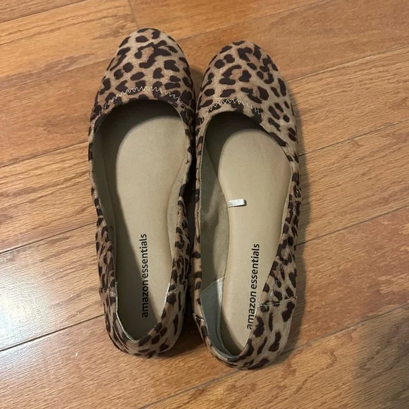 Amazon Essentials Women’s Cheetah Print Flats - Picture 3 of 5